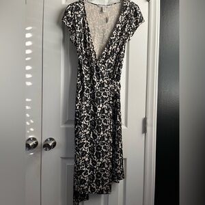 Diane von Furstenberg 100% black and cream silk jersey wrap dress NWOT Size 10